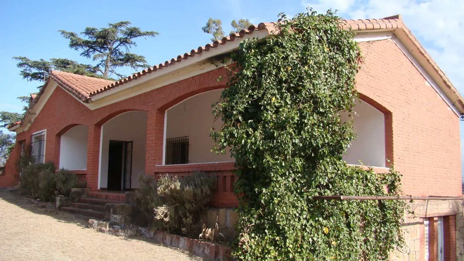 Vista exterior de la propiedad en Tanti, Tanti